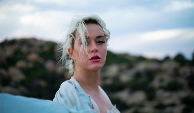 Katy Perry o krok od upadku podczas koncertu – niebezpieczna sytuacja na scenie