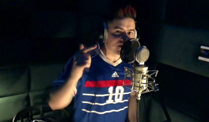 Krzy Krzysztof wjeżdża na scenę w koszulce Zidane’a sprzed 20 lat