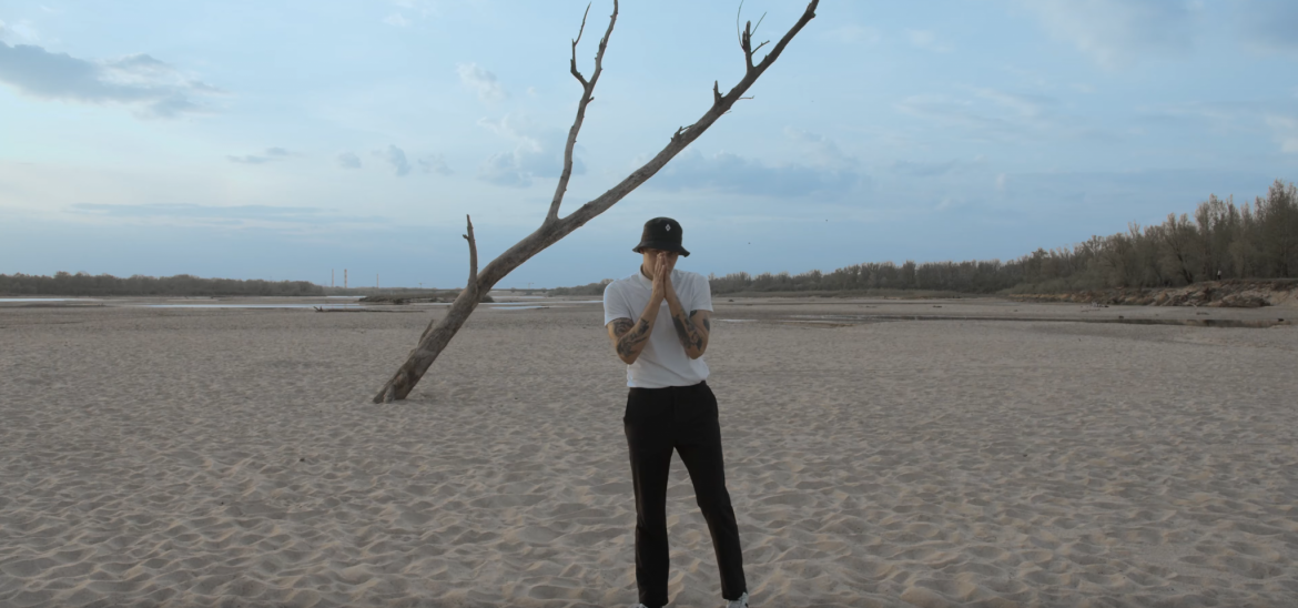 Żabson ze swoim protest songiem: „Pierd*lę każdy rząd”