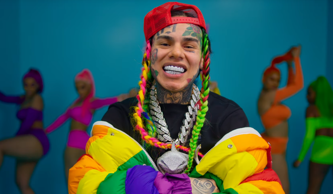 6ix9ine zeznawał przeciwko Cardi B i Jimowi Jonesowi? Raper tłumaczy swoje zeznania