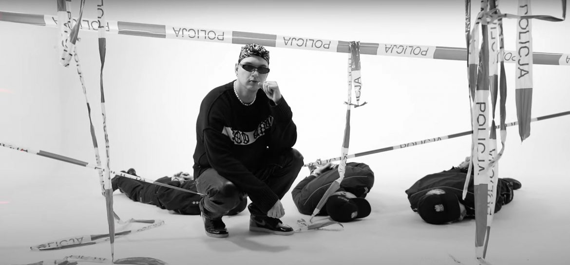 „Jesteś bystry psie, zakręć wąsa i łap scooby chrupka” – Wac Toja z mocnym singlem