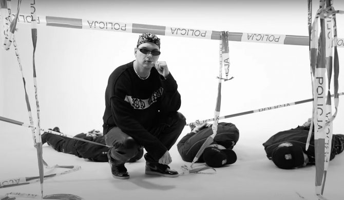 „Jesteś bystry psie, zakręć wąsa i łap scooby chrupka” – Wac Toja z mocnym singlem