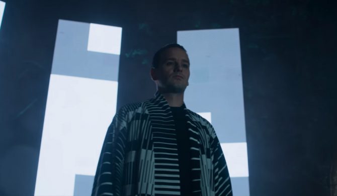 „Czasami trzeba tańczyć jak wariat, żeby nie zwariować” – Krzysztof Zalewski wraca z nowym singlem