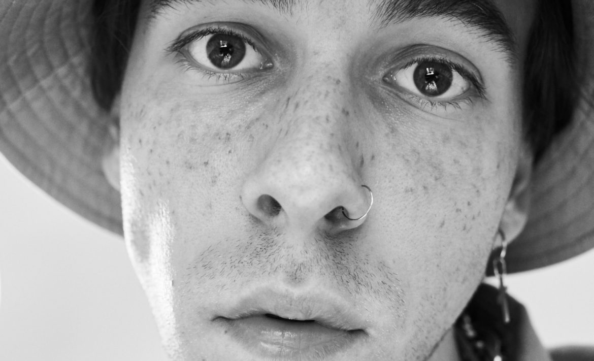 „Lowcost” – nowy singiel Dawida Grzelaka