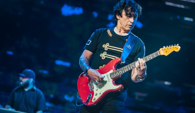 Jan Borysewicz sprzedaje swoje gitary, a fani krytykują go i atakują