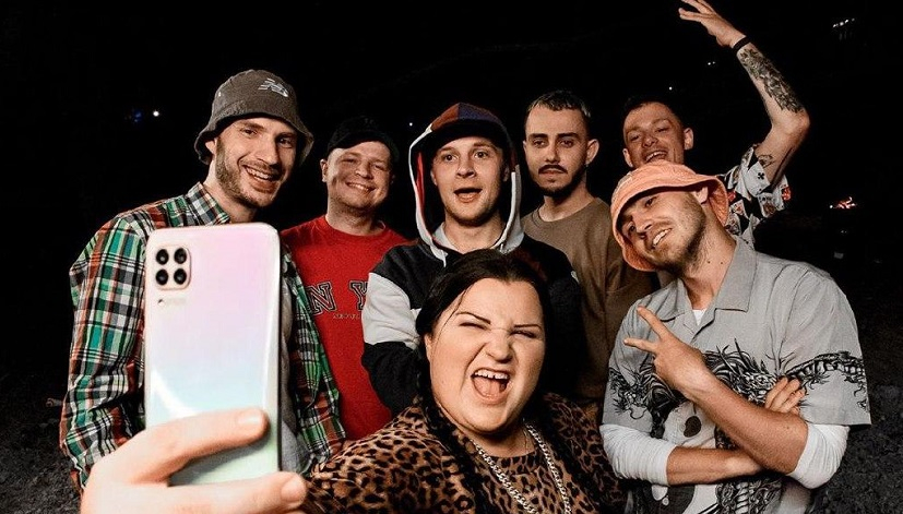 alyona alyona w licznym towarzystwie zachęca do słuchania ukraińskiego rapu