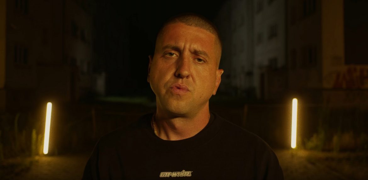 „Kiedy byłem gnojem to imponowało to co złe” – nowy klip Białasa w sieci