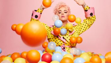 Katy Perry próbuje Ptasiego mleczka, Delicji i cukierków z alkoholem. Jedną z polskich słodkości wokalistka po prostu wypluła