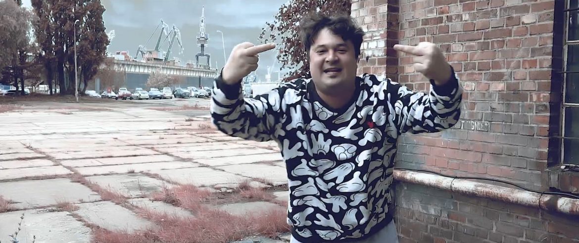 Przemek Ferguson pokazuje przelew od wytwórni. Filipek wyśmiewa, a zawodnik StoproRap odpowiada