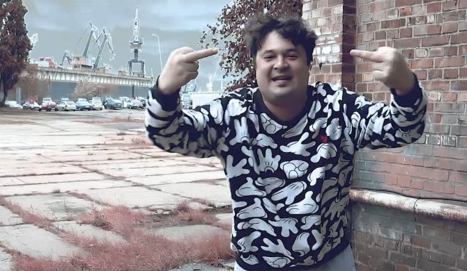 Przemek Ferguson pokazuje przelew od wytwórni. Filipek wyśmiewa, a zawodnik StoproRap odpowiada