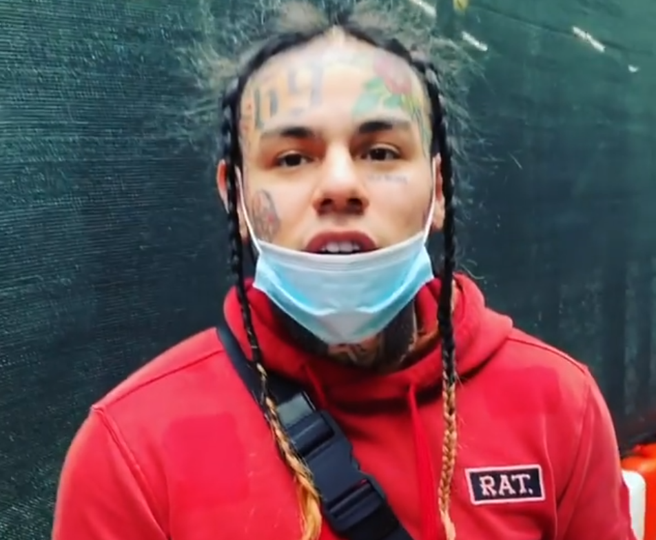 Tekashi ucieka przed kimś po ulicach Nowego Jorku. Ma na sobie bluzę z napisem SZCZUR
