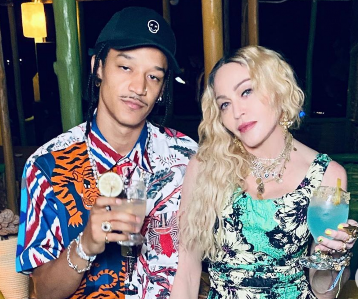 Madonna z tacą marihuany i z jointem w ustach