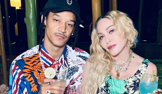 Madonna z tacą marihuany i z jointem w ustach