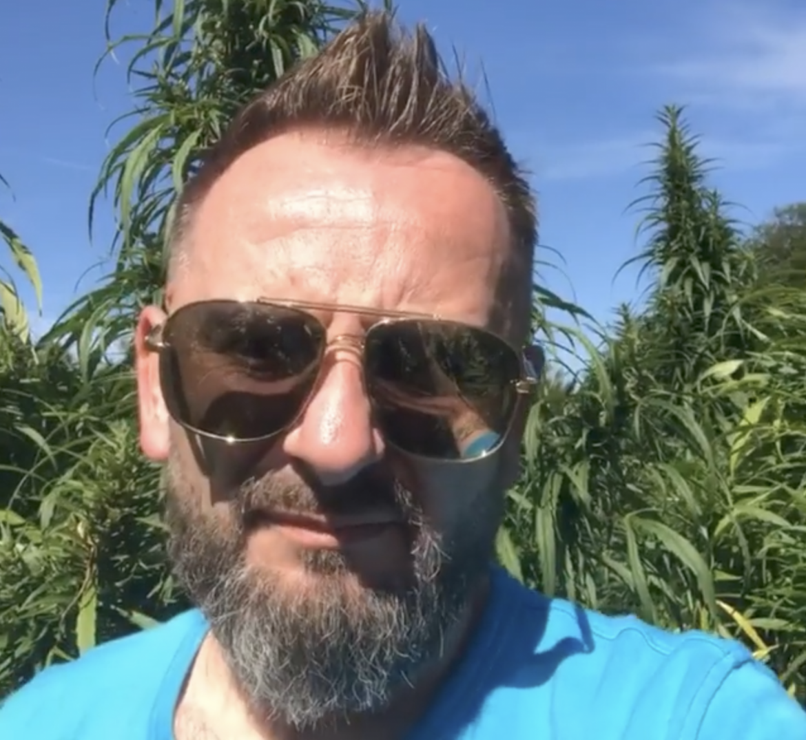 Liroy pokazuje dziewczyny na działeczce. „Pachną na odległość”