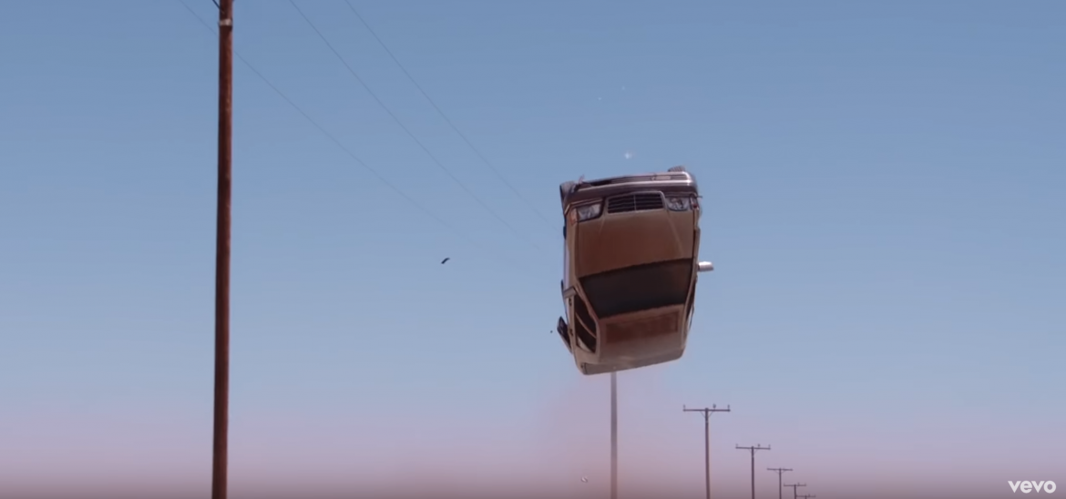 Machine Gun Kelly w spektakularnym wypadku samochodowym