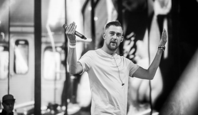 Sokół propsuje jednego z nowych podopiecznych Quebo