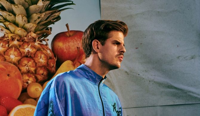 Bunt Hemingwaya jest zlepkiem tytułów z “Newsweeka”, “Gazety Wyborczej” i żółtych pasków TVN24 – recenzujemy „Jarmark Taco