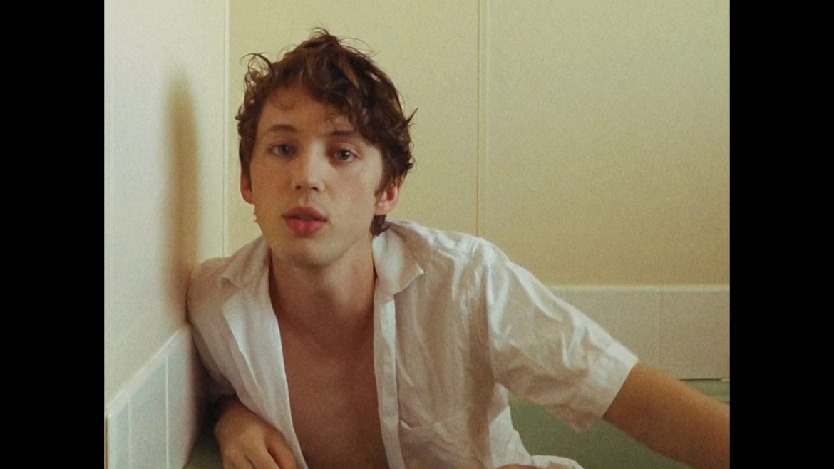 Troye Sivan jako wściekły nastolatek