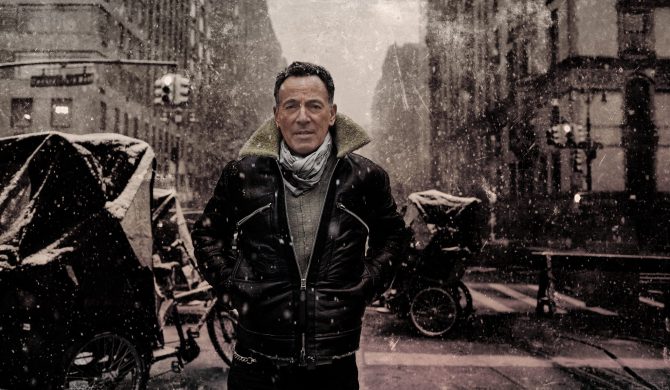 Bruce Springsteen rzucił gitarą na scenie. Trafił technicznego w głowę