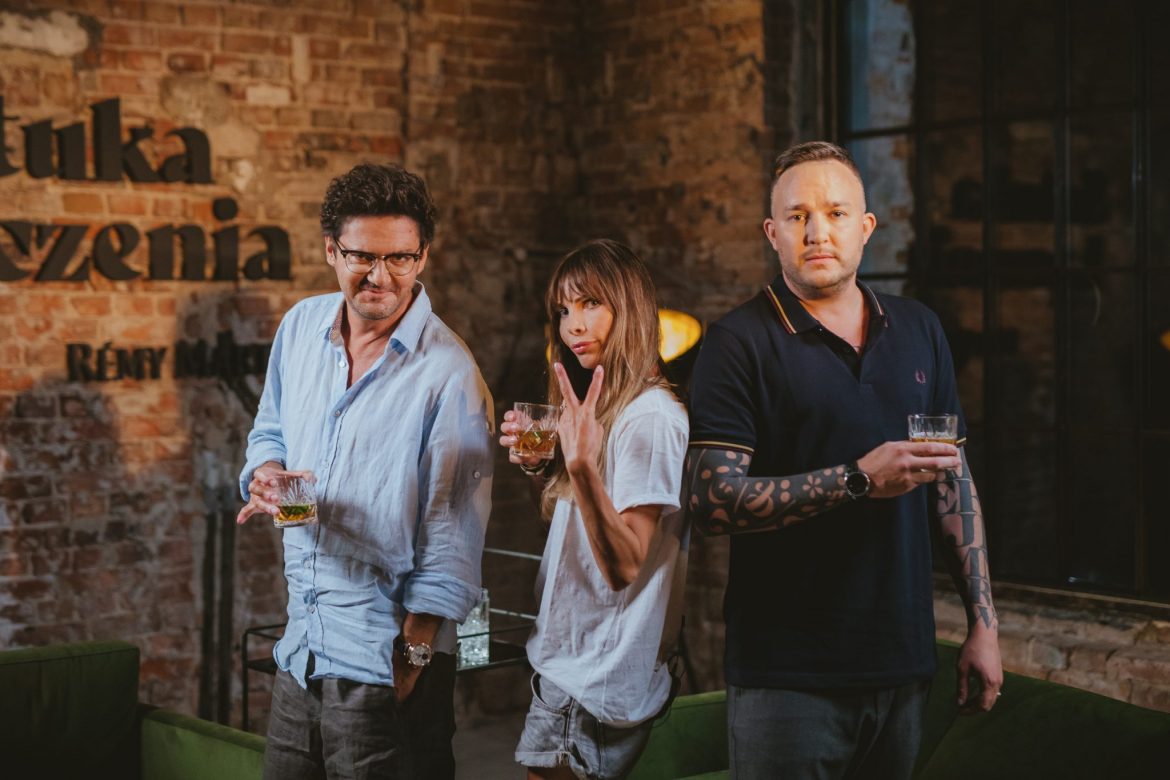 Mes u Wojewódzkiego: Jak siedzę w domu smutny i telepie mną kac i myślę, że jestem nikim, bo mogłem nagrać lepszą płytę, to się nie uśmiecham