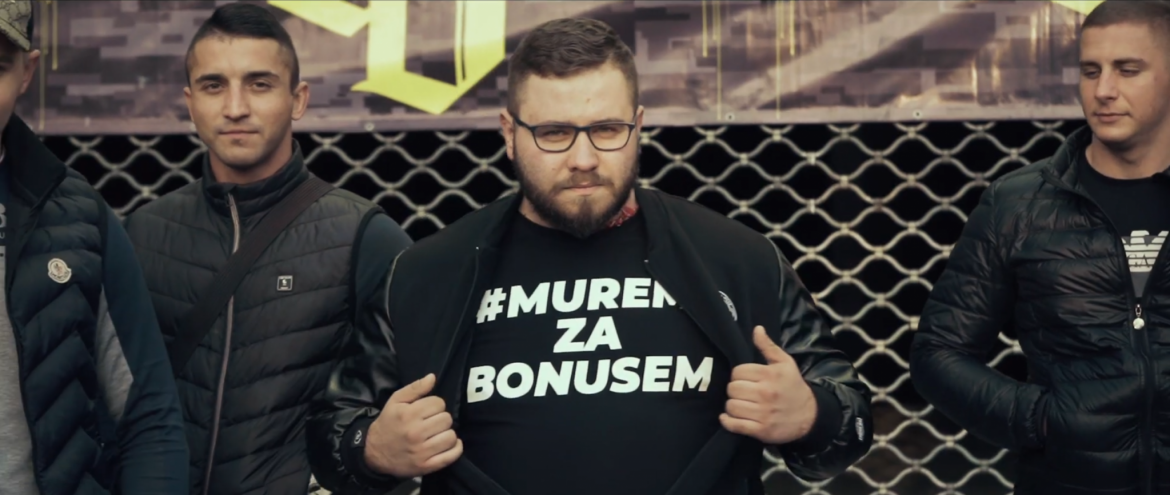 Bonus:  „Póki co męczę się z polskim wymiarem, psy depczą pięty mi stale”