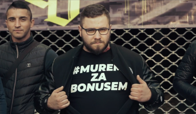 Bonus:  „Póki co męczę się z polskim wymiarem, psy depczą pięty mi stale”