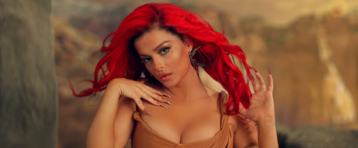 Bebe Rexha zachęca do głosowania. Piersią…