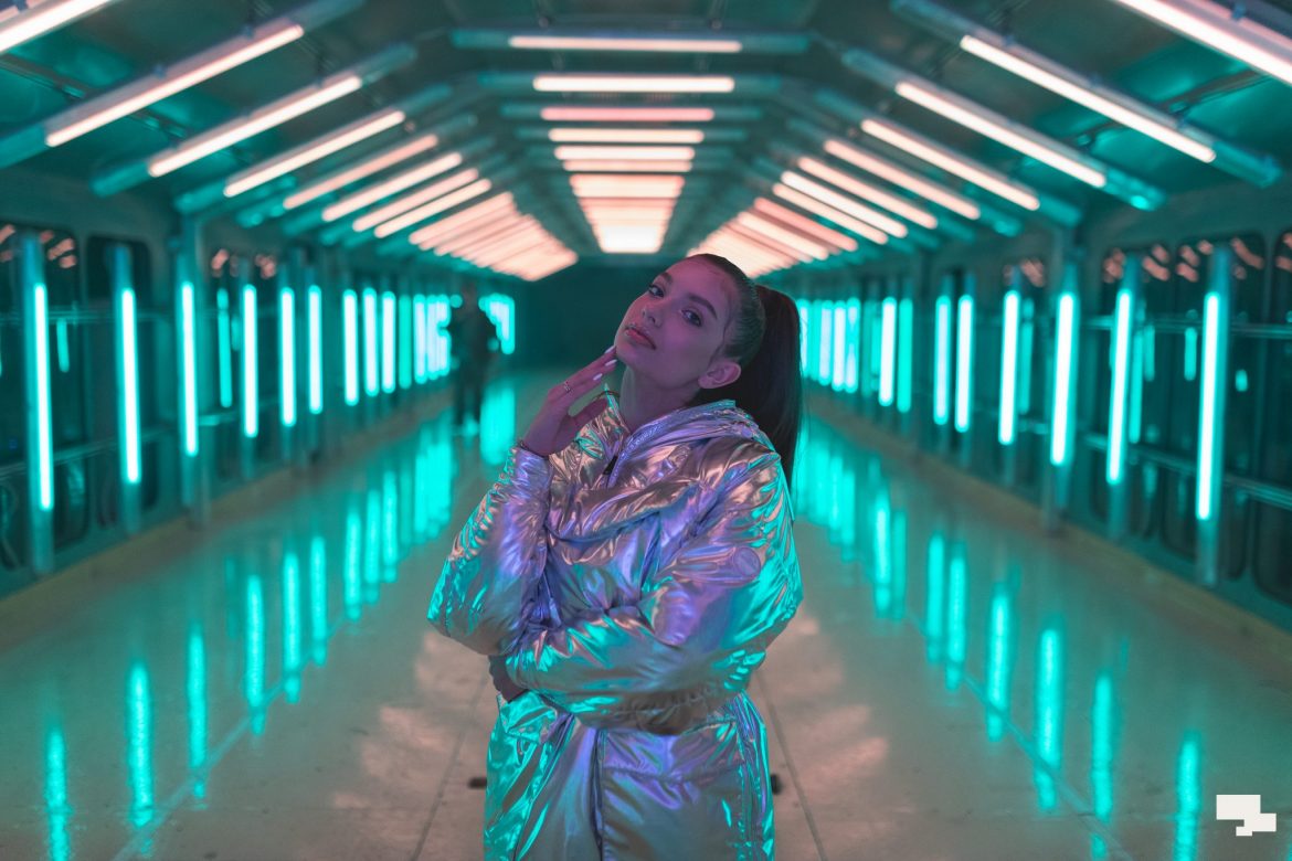 Viki Gabor prezentuje teledysk do filmu produkcji Netflix