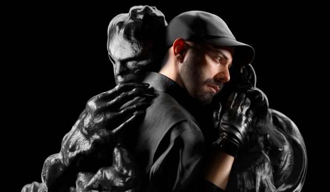 Intymna, oszczędna kompozycja z wołaniem o pomoc w tekście – nowy singiel od Woodkida