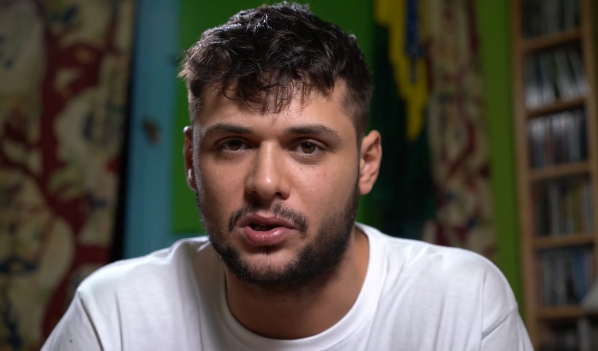 Belmondo wysypuje biały proszek do toalety i mówi: „To g***o chciało mi zniszczyć życie i prawdopodobnie zniszczyło”