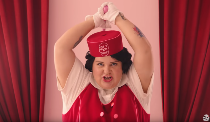 alyona alyona i Vladimir Couchemar zabierają nas do świata rodem z filmów Wesa Andersona