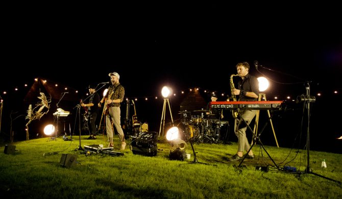 Baranovski w akustycznej wersji przeboju „Lubię być z nią”