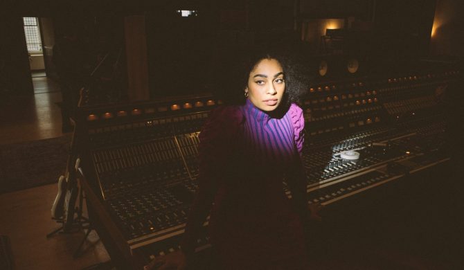 Celeste twierdzi, że wytwórnia jej grozi i ją szantażuje 