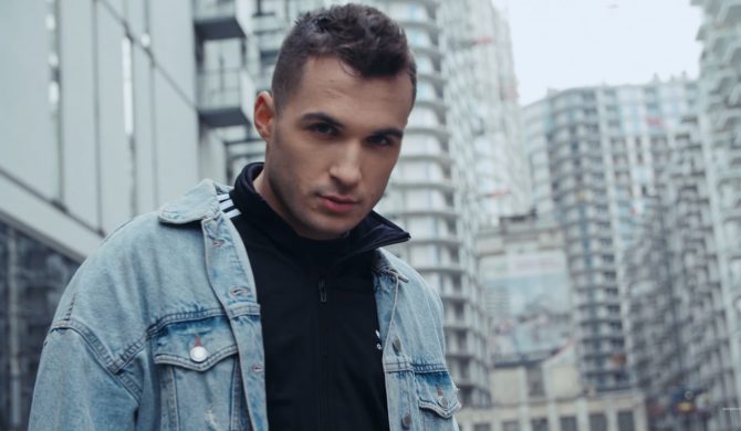 Filipek o „pucowaniu bagiety” – raper parodiuje Kartky’ego, odnosząc się do jego zaczepki