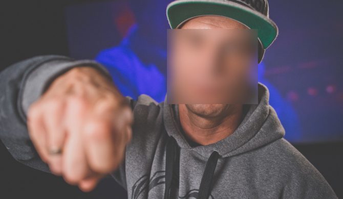 Kaczor usłyszał zarzuty. Wiemy, jaki wyrok grozi raperowi