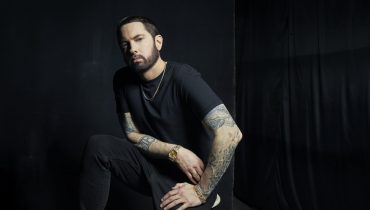 Eminem odnosi się do numeru Kanye Westa, w który Ye przynał się do homoseksualnej relacji z kuzynem