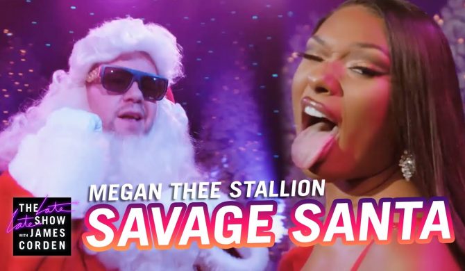 Seksowna Megan Thee Staillon ujeżdża konia w świątecznej przeróbce „Savage”