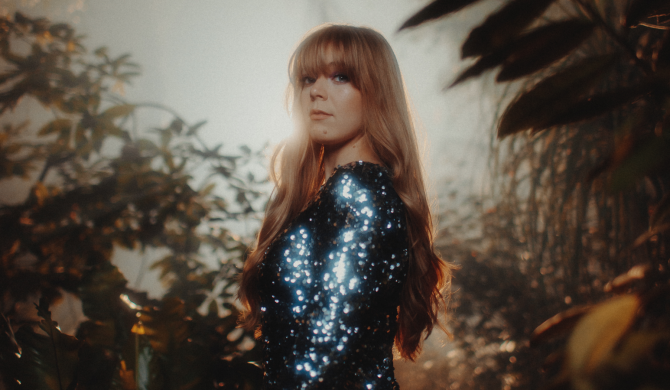 Becky Hill coveruje wielki klasyk Alphaville