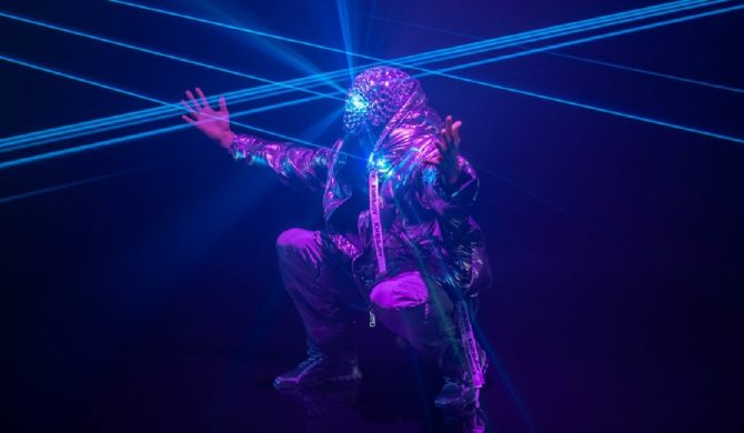 „Przed użyciem zażyj dawkę miłości” – pisze Żabson i publikuje klip do kawałka „Obok”