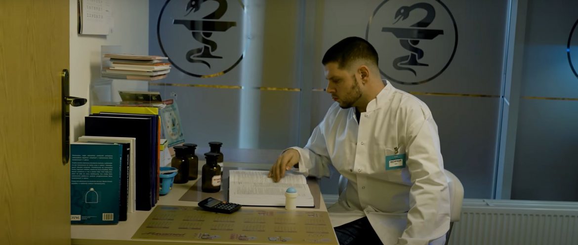 Kaz Bałagane w roli farmaceuty: „Białe skoki, biały fartuch, w szybę puka jakiś oszołom”