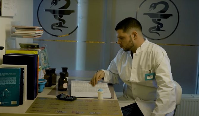 Kaz Bałagane w roli farmaceuty: „Białe skoki, biały fartuch, w szybę puka jakiś oszołom”