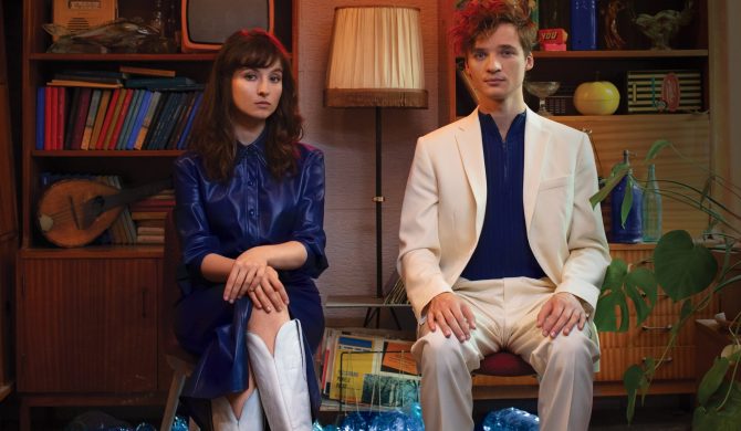 „Z dźwięków, które do tej pory były ignorowane przez radio, duet uczynił muzykę dla szerokiej publiczności” – recenzujemy nowy album Kwiatu Jabłoni