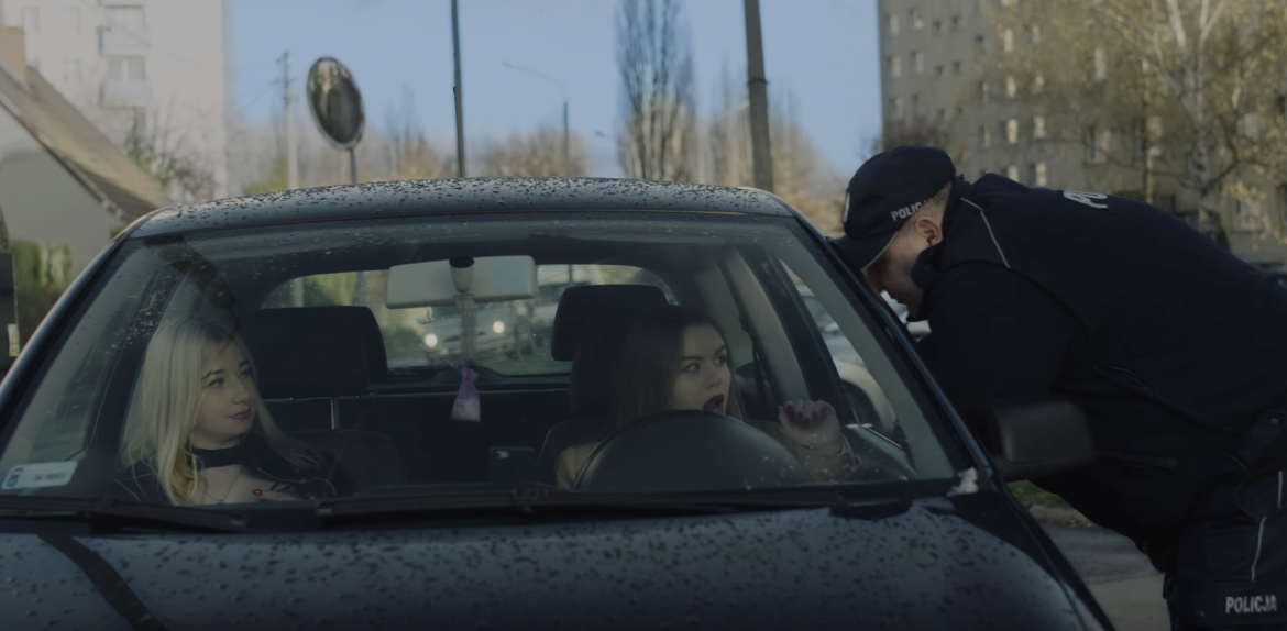 Wini wciela się rolę policjanta i odtwarza kontrowersyjną scenę ze „Złego porucznika”