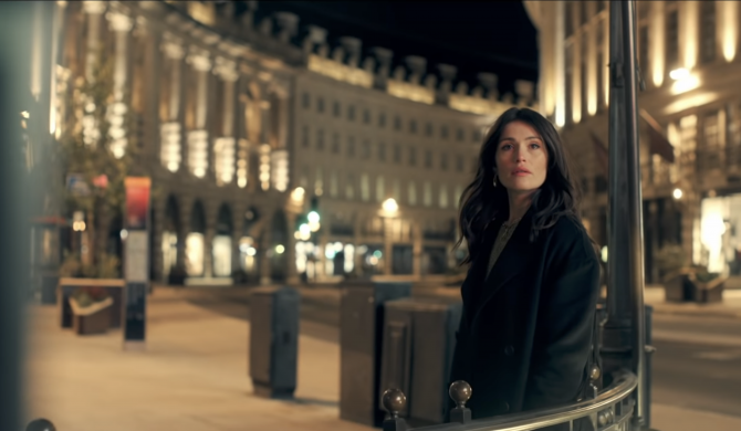 Dziewczyna Bonda w najnowszy klipie Jessie Ware. Artystki pokazują Londyn pogrążony w lockdownie