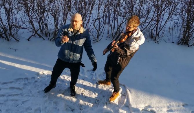 Walentynkowy Sobota śpiewa pod balkonem – ukochana komentuje: „Kocham cię, ale twoje piosenki jeszcze nigdy mi nie posprzątały chaty”