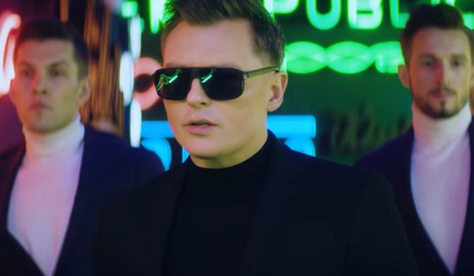 Rafał Brzozowski pojedzie na Eurowizję, ale nie jako Rafał Brzozowski. Posłuchajcie piosenki, którą będzie nas reprezentował