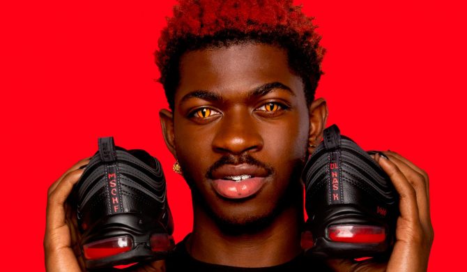 Lil Nas X dopiero co tańczył dla diabła – teraz promuje buty z ludzką krwią