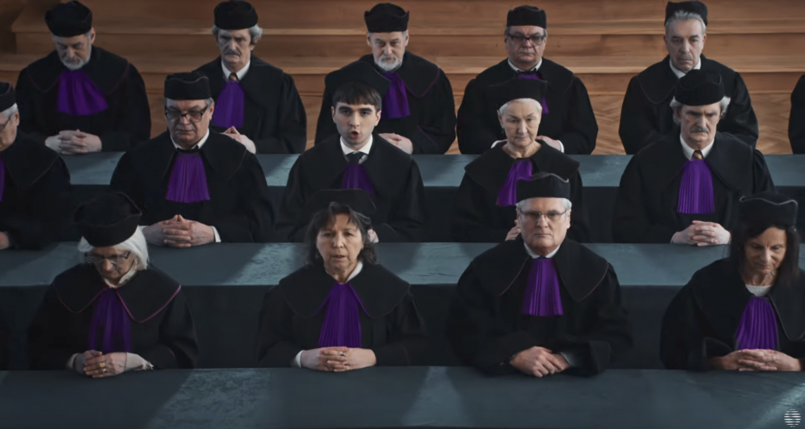 Muzyczna reakcja Maty na „Patointeligencję”. W klipie dwójka bardzo zaskakujących gości