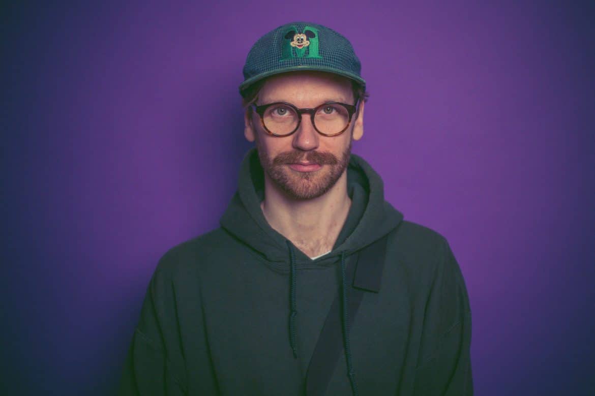 RAU PERFORMANCE: „Wstydzę się partycypacji artystycznych w niektórych projektach tudzież wytwórniach”