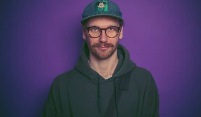 RAU PERFORMANCE: „Wstydzę się partycypacji artystycznych w niektórych projektach tudzież wytwórniach”